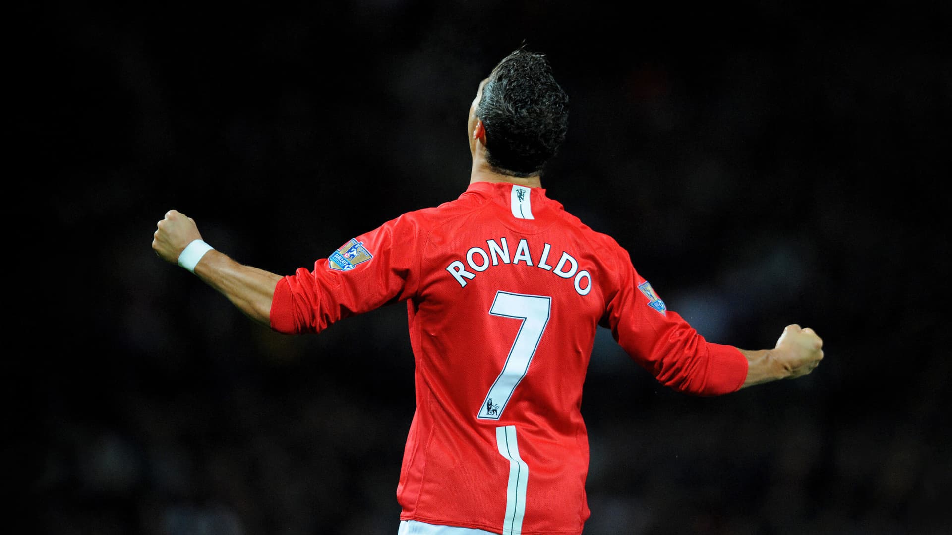 Ronaldo de costas com a camisola 7 do Manchester United